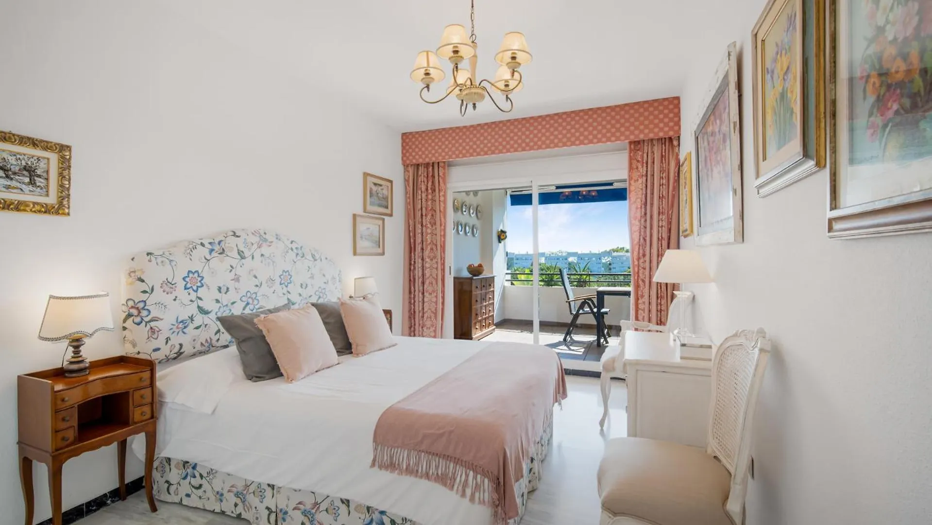 Apartment 1 Bedroom Apartment, With Sea Views, In Medina Garden - Puerto Banus Marbella