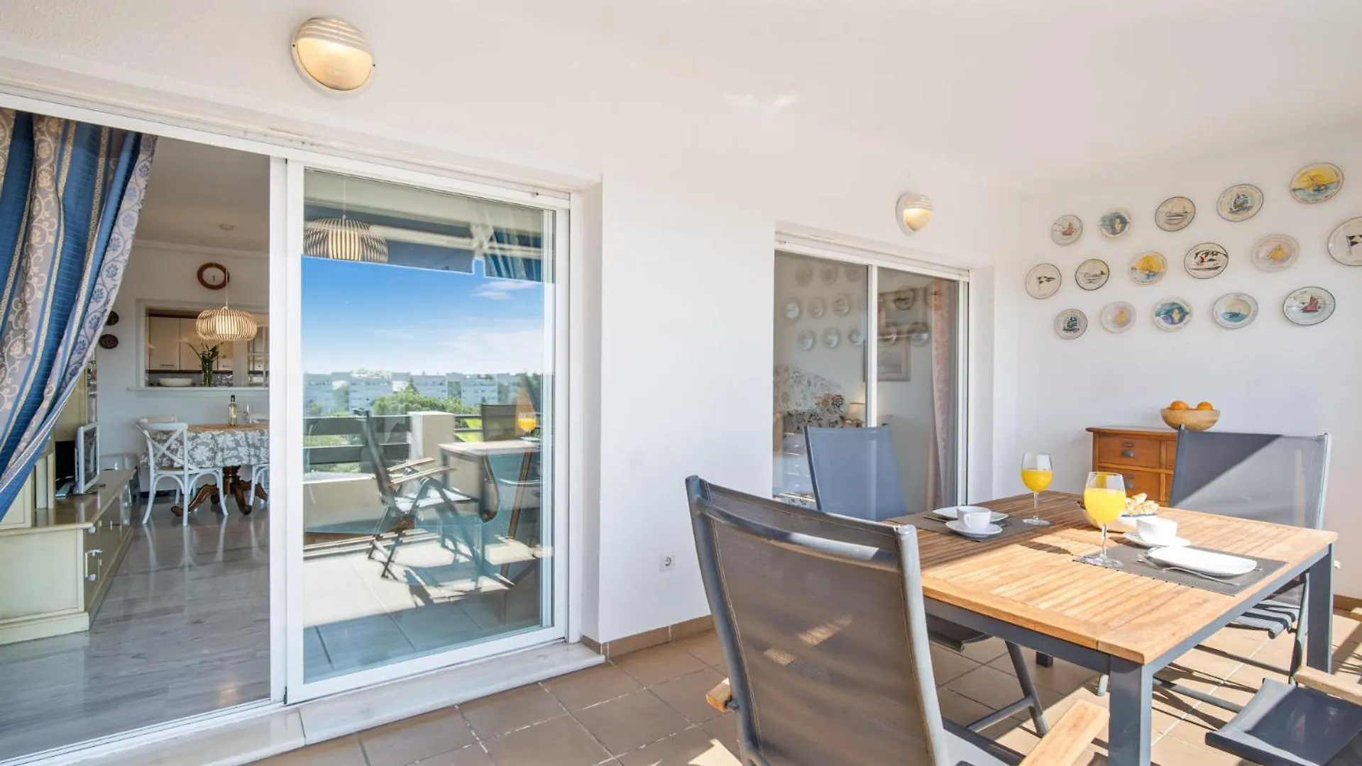 1 Bedroom Apartment, With Sea Views, In Medina Garden - Puerto Banus Marbella Spain