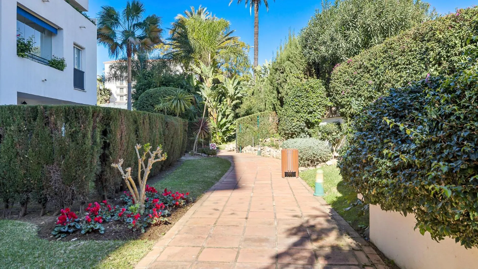 1 Bedroom Apartment, With Sea Views, In Medina Garden - Puerto Banus Marbella Apartment