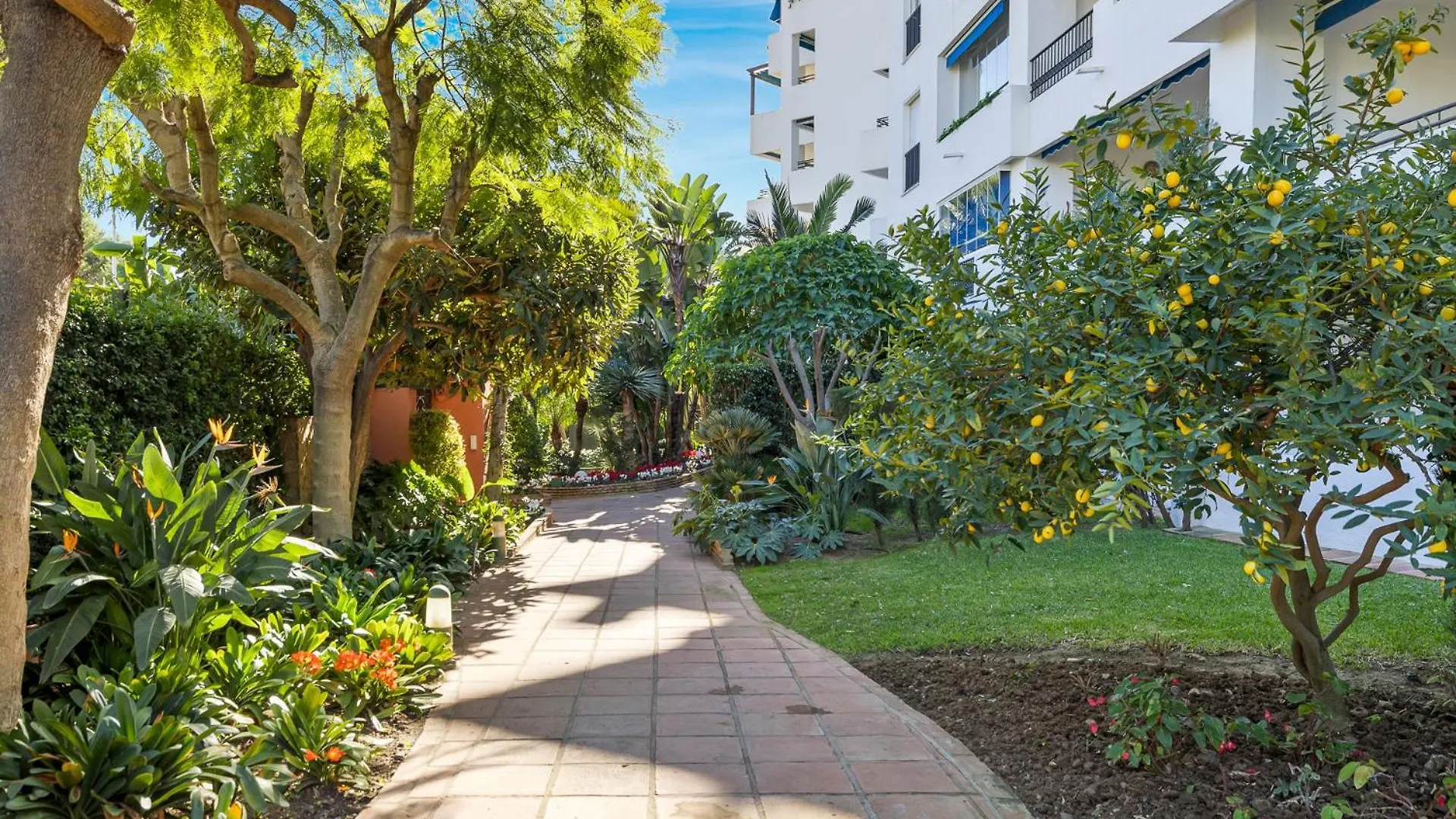Apartment 1 Bedroom Apartment, With Sea Views, In Medina Garden - Puerto Banus Marbella Spain